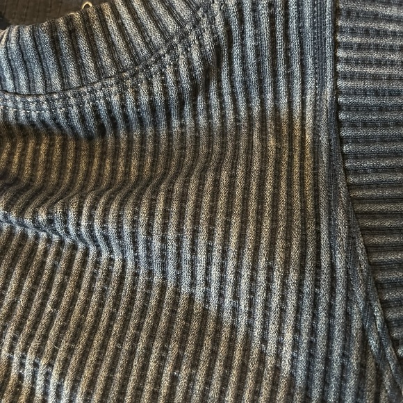 *5/$15* Worn 1X, Aura, Women, thick stretch ribbed high neck sleeveless crop top - Picture 5 of 5